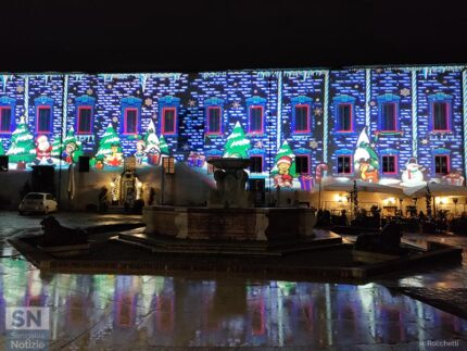 Riflessi natalizi in piazza del Duca - Foto Roberta Rocchetti