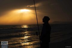 Pescatore all'alba lungo la spiaggia di Senigallia - Foto Daniele Brescini