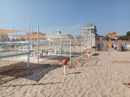 Spiaggia libera di ponente "erosa" dalle concessioni balneari a Senigallia