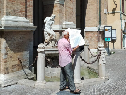 Gianluigi Mazzufferi in piazza Roma davanti al Monco in Piazza