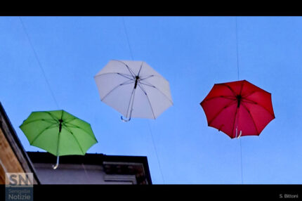 Tricolore di ombrelli - Foto Sabina Bittoni