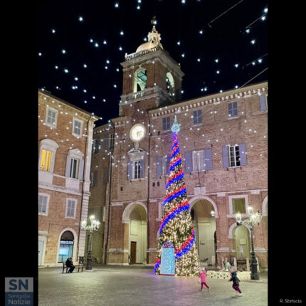 Piazza Roma con l'albero di Natale e bimbi che giocano - Foto Roberto Sbriscia