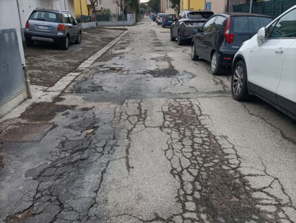 Via Trento con asfalto in cattivo stato