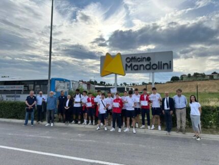 Giovani della Vigor Senigallia alle Officine Mandolini