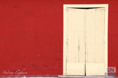 Muro rosso, porta bianca - Foto Andrea Leghissa