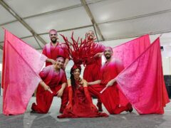 Sbandieratori del Combusta Revixi di Corinaldo si esibiscono con il Cirque du Soleil