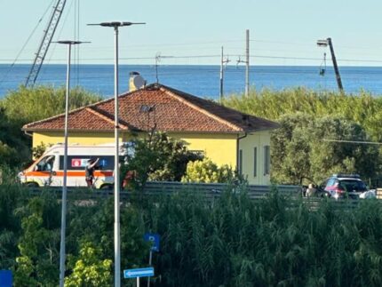 Spari in casa a Cesano di Senigallia: soccorsi e forze dell'ordine sul posto