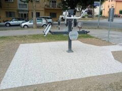 Attrezzature sportive installate nei giardini di piazza Amalfi a Marzocca