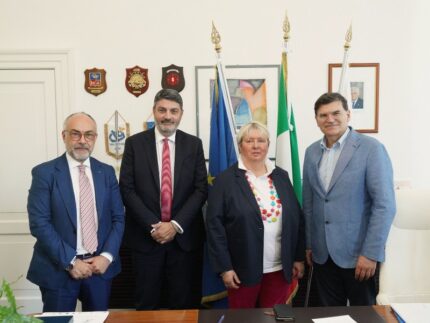 Da sinistra: il Presidente del Consiglio comunale di Senigallia Massimo Bello, il Vice Presidente AICCRE Italia Efisio De Muru, la Presidente nazionale AICCRE Milena Bertani e il Presidente del Consiglio regionale Marche Dino Latini