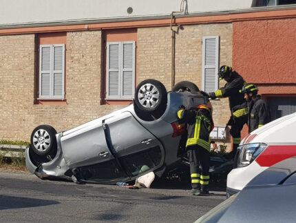 Incidente con auto ribaltata su via Sanzio