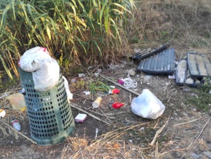 Sporcizia e degrado nel parco tra Il Molino e fiume Misa