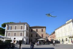 Elicottero della Polizia sorvola Senigallia