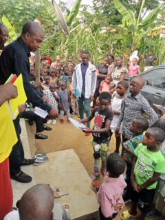 Il sacerdote camerunense Don Serge Omgba a Nyabizan