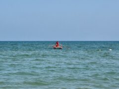 Un bagnino di salvataggio in mare