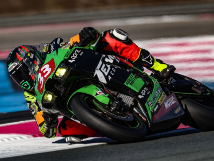 Simone Saltarelli in sella alla Kawasaki del Team 33 Louit April Moto