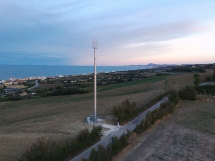 Palo dell'antenna telefonica in strada del Cavallo