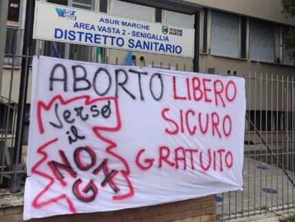 NO G7 - Striscione al consultorio di Senigallia