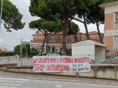 NO G7 - Striscione all'ospedale di Senigallia