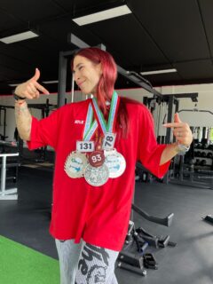 Giulia Fuligna con le medaglie conquistate nel bodybuilding categoria wellness