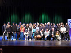 Enrico Rava con la band, il maestro Federico Mondelci e gli alunni dell'Istituto Comprensivo Senigallia Centro accompagnati dalla prof.ssa maestra Elena Solai e dalla dirigente scolastica prof.ssa Patrizia Leoni - Foto Simone Luchetti