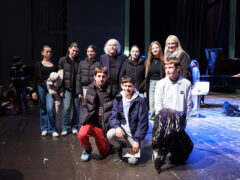 Enrico Rava con alcuni alunni dell'Istituto Comprensivo Senigallia Centro e la prof.ssa maestra Elena Solai - Foto Simone Luchetti