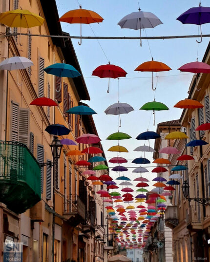 Cielo di ombrelli colorati - Foto Sabina Bittoni