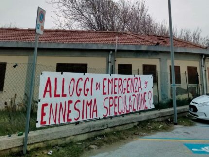 Striscioni sulle politiche abitative esposti alle ex Colonie GIL sul lungomare Da Vinci