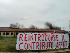 Striscioni sulle politiche abitative esposti alle ex Colonie GIL sul lungomare Da Vinci