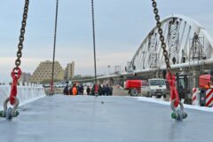 Posa dell'ultimo concio del Ponte ciclopedonale sul fiume Cesano