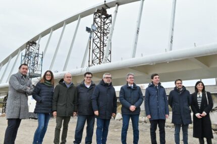 Posa dell'ultimo concio del Ponte ciclopedonale sul fiume Cesano