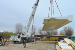 Posa dell'ultimo concio del Ponte ciclopedonale sul fiume Cesano