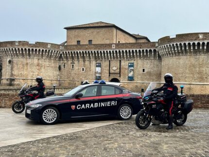 Carabinieri davanti alla Rocca Roveresca