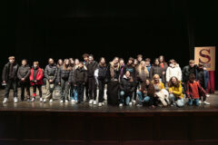 Gli alunni della scuola Fagnani accompagnati dalla professoressa Maestra Elena Solai posano con la solista Silvia Mazzon - Foto Simone Luchetti