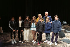 La professoressa Maestra Elena solai ed il Maestro Federico Mondelci con alcuni alunni della scuola Fagnani - Foto Simone Luchetti