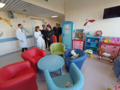 Carabinieri in Pediatria all'ospedale di Senigallia per donare un televisore e giochi