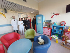 Carabinieri in Pediatria all'ospedale di Senigallia per donare un televisore e giochi