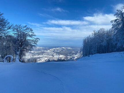 Monte Catria con la neve a dicembre 2024