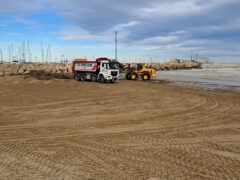 Pulizia spiaggia invasa da detriti dopo la mareggiata