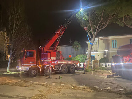 Vigili del Fuoco impegnati tra piazza Toti e via Don Minzoni per rimozione albero pericolante