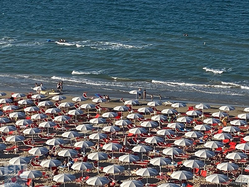 12/08/2024 - Metà spiaggia, metà mare