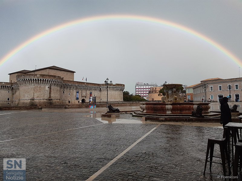 28/04/2022 - Arcobaleno in piazza del Duca