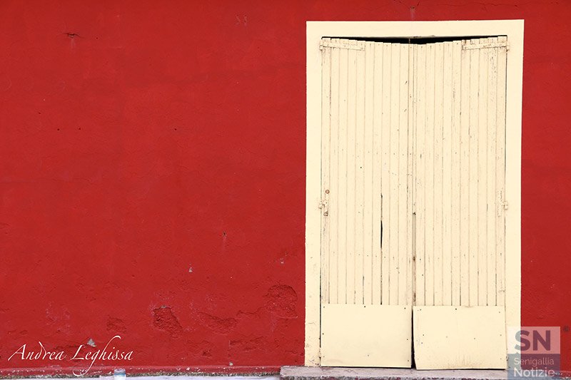 05/06/2024 - Muro rosso, porta bianca