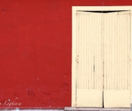05/06/2024 - Muro rosso, porta bianca