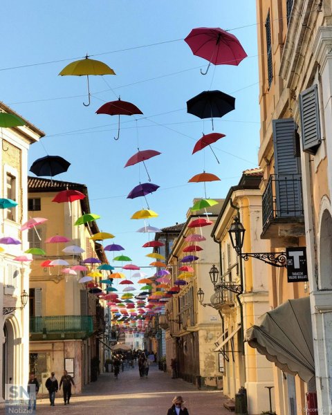 16/11/2024 - Ombrelli nel cielo