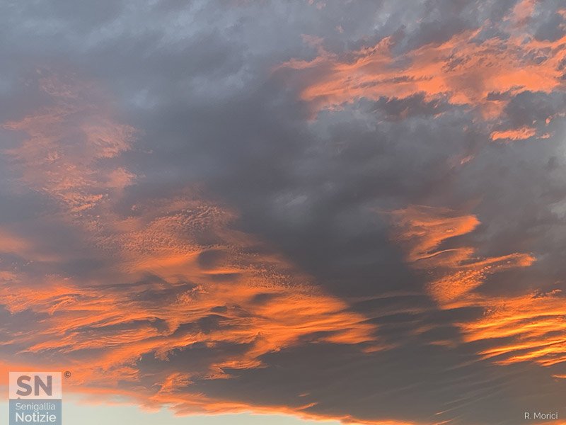 08/10/2024 - Tramonto: un oceano in tempesta