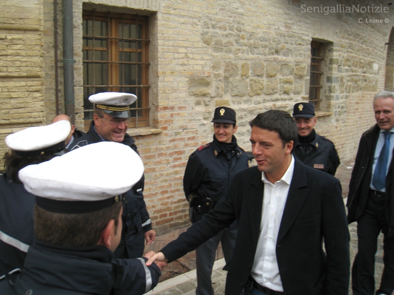 Matteo Renzi mentre augura buon lavoro alle forze dell'ordine