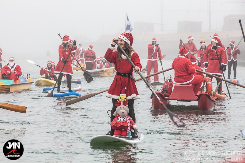 A Senigallia Babbo Natale arriva in SUP dal fiume Misa