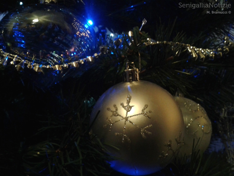 31/12/2012 - Addobbi sull'albero di Natale