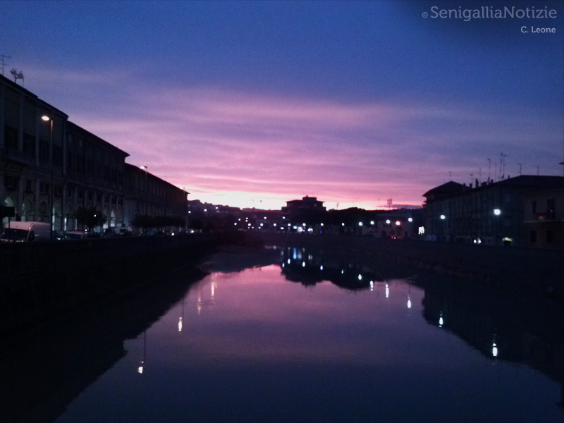 14/12/2013 - I colori del tramonto riflessi sulle acque del Misa