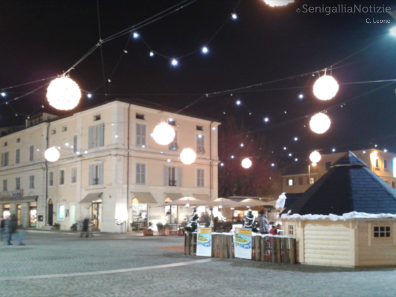 17/12/2013 - Luci di Natale in Piazza Saffi